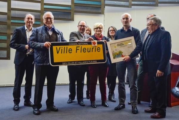 Actualité Environnement cérémonie remise panneau 1ère fleur novembre 2017