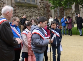 Actualité 2023 : commémoration 8 mai 1945 jeunes lisent chanson de Madeleine Riffaud