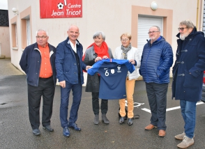Actualité Téléthon Guy Stéphan remet maillot Paul Pogba au comité Téléthon novembre 2018