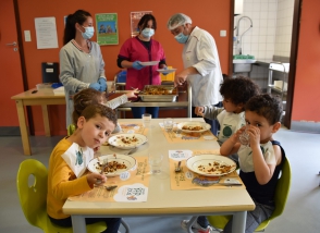 Actualité Premier menu 100% bio restaurant scolaire Louise Michel juin 2021