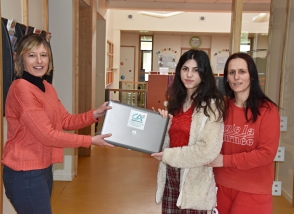 Actualité : Centre social, remise ordinateur portable du Crédit Agricole à une famille 2