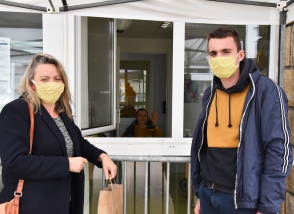Actualité Ehpad : les familles mettent le masque pour visiter leur parent avril 2020