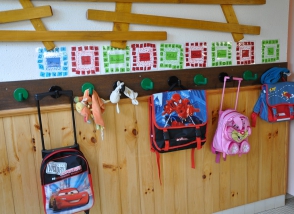 Cartables d'enfants accrochés aux porte-manteaux à l'école