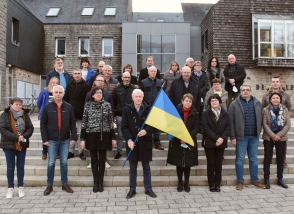Actualité : Pose drapeau Ukrainien sur maire - Conseil municipal - 8 mars 2022