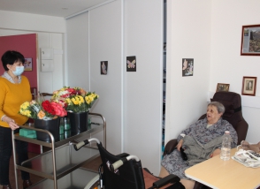 Actualité : Covid-19 Ehpad distribution de fleurs issues de dons aux résidents - avril 2020l