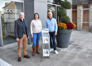 Rémy Moulin, Mari Courtas et Bruno Beuzit présentent les distributeurs de La Gazette